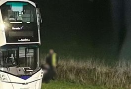 Motorista desce de ônibus para receber sexo oral na beira da estrada; polícia investiga caso