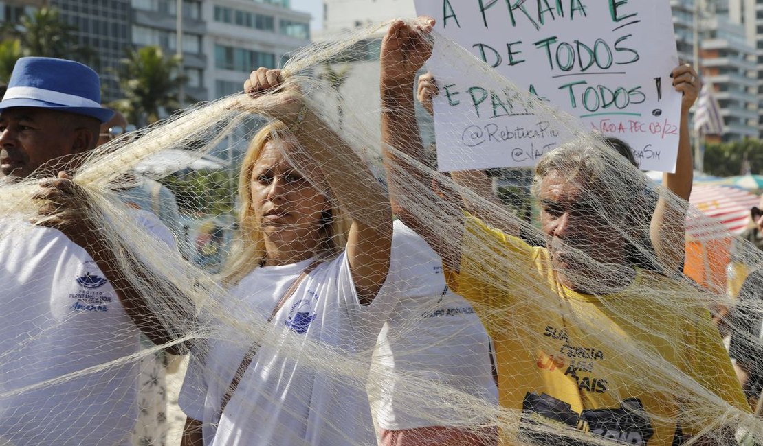 Manifestantes protestam contra PEC das Praias na orla do Rio de Janeiro