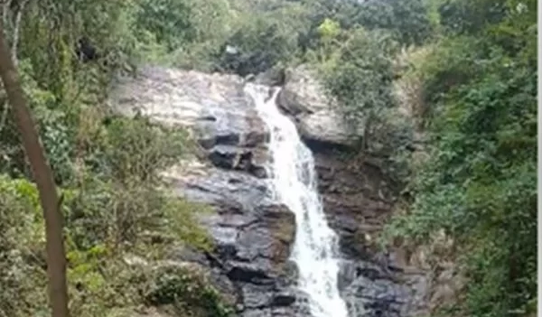 Jovem cai e morre ao tentar fazer selfie em cachoeira