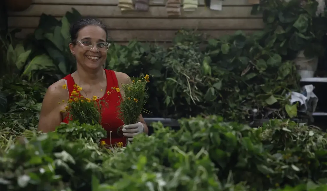 Tradição e fé impulsionam busca por banhos e ervas no fim de ano