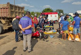 Colisão entre motos e caçamba deixa feridos em Arapiraca