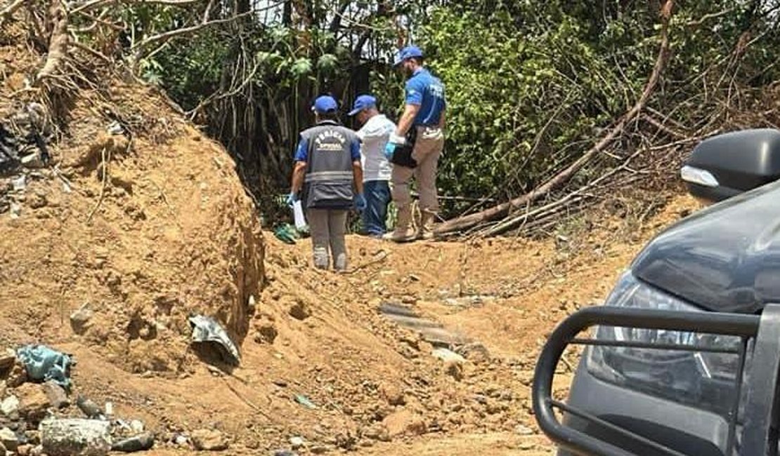 Cadáver com marca de tiro na cabeça é encontrado em terreno baldio em Maceió