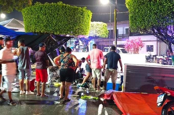 Carro atinge barracas em praça, ao menos oito pessoas ficam feridas e motorista foge, em Joaquim Gomes