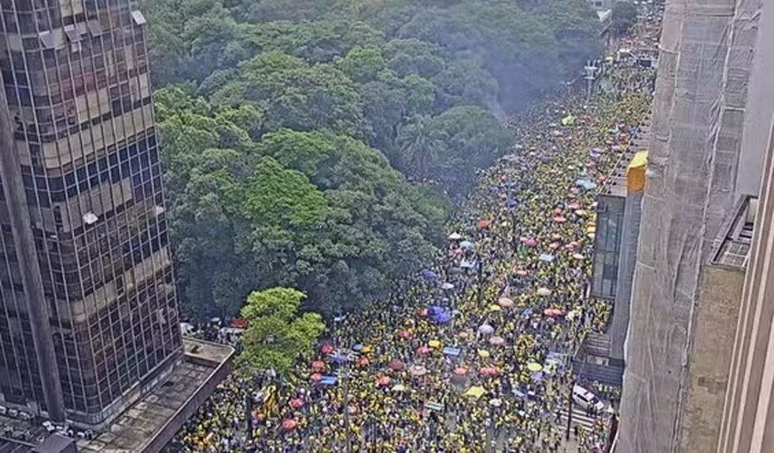 Apoiadores de Bolsonaro fazem ato em defesa do ex-presidente na Avenida Paulista