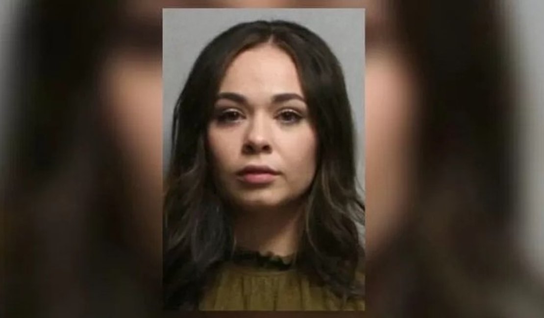 Professora é presa por fazer sexo com aluno de 13 anos e mandar nudes