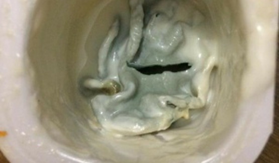 Mãe encontra 'corpo estranho' dentro de embalagem de iogurte