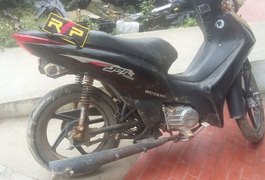 Vítima reconhece veículo roubado e derruba assaltante de moto, em Arapiraca