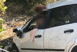 Mulher morre após perder controle de veículo e cair em ribanceira no Litoral Sul