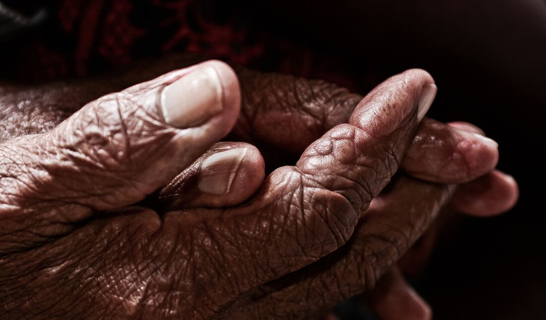 Idosa de 84 anos é estuprada dentro de casa e autor está sendo procurado, em Maceió