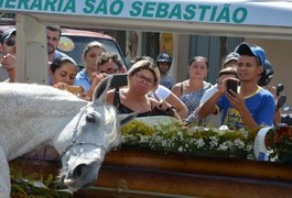 Cavalo se despede do dono falecido em acidente e comove velório na Paraíba