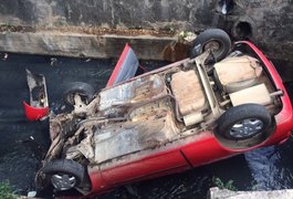 Motorista perde o controle e carro cai em riacho de Maceió