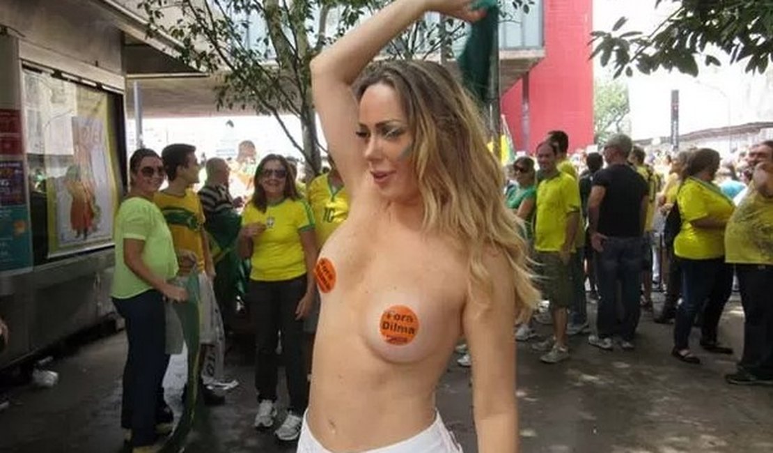 'Musa do impeachment' protesta seminua