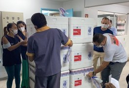 Alagoas receberá novo lote de vacinas e iniciará vacinação para pessoas entre 60 e 62 anos