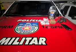 12° Batalhão da PM prende homem com arma, maconha e cocaína no bairro Cidade Universitária, em Maceió