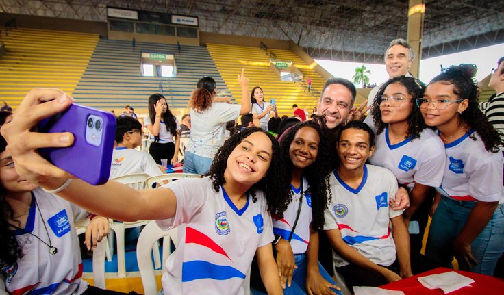 Governador reúne 500 estudantes da rede estadual em festa com pizza, e destaca investimentos na educação