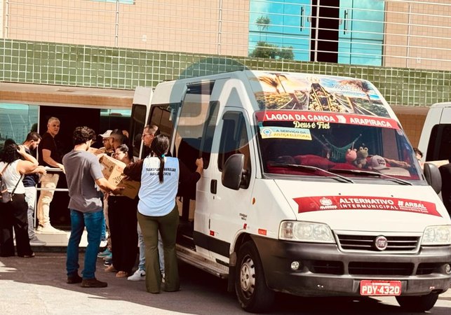 Urnas eletrônicas são entregues aos locais de votação para o segundo turno das eleições em Arapiraca