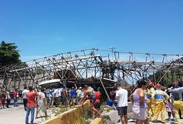 Passarela cai sobre caminhão e deixa Avenida Brasil totalmente interditada no RJ