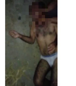Vídeos mostram idoso que teria estuprado burra sendo agredido por populares em Arapiraca