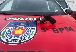 5º BPM prende homem com revólver após denúncias de disparos no Vale Bentes, em Maceió