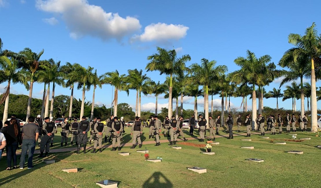 Vídeo. Comoção e homenagens marcam sepultamento de policial arapiraquense