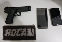Rocam prende suspeito com moto roubada e simulacro de arma de fogo