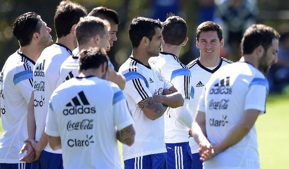 Com Messi empolgado, Argentina inicia caminhada no Maracanã