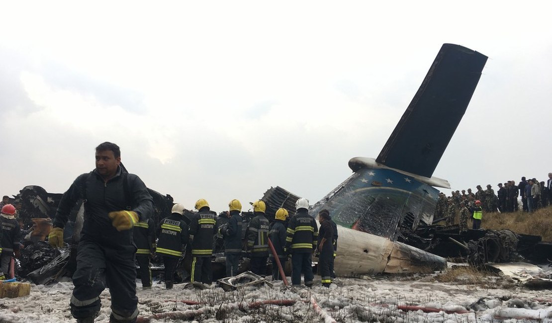 Avião cai em aeroporto do Nepal