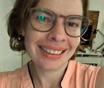 Professora da Ufal concorre a prêmio do TikTok com romance LGBT