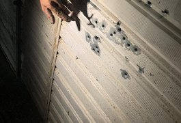 Imagens mostram ameaças e buracos de bala em estabelecimentos atingidos por bandidos em São Sebastião