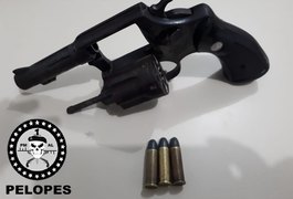 Após denúncia, jovem é detido com revólver e tornozeleira rompida em Arapiraca
