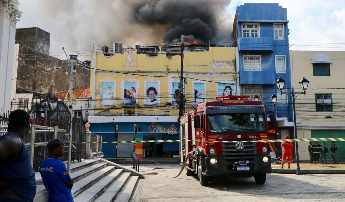 Incêndio atinge loja comercial no bairro de São José, no Recife