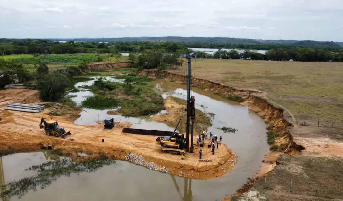 Prefeitura de Penedo constrói nova ponte na região do povoado Ponta Mofina