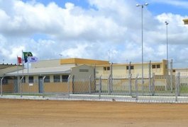 Agentes penitenciários denunciam presença de barata em alimentos