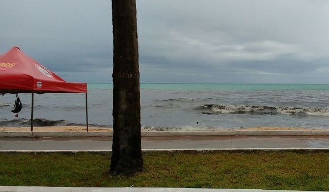 Laudo aponta milhões de coliformes fecais no mar de Jatiúca