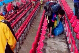 Saco de lixo para torcer e para limpar estádio. Japoneses dão exemplo