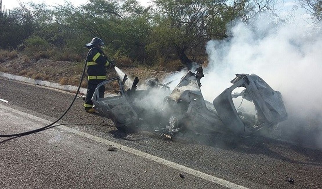 Motorista morre após carro colidir contra caminhão em Delmiro Gouveia