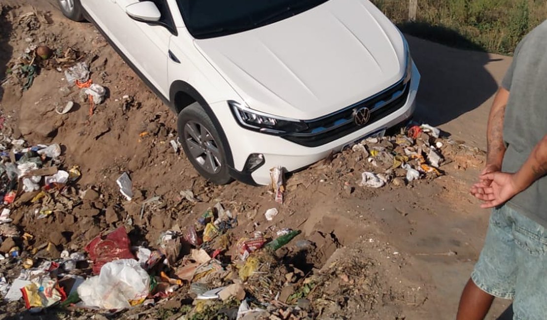 Condutor de veículo de passeio atravessa linha do trem e fica preso em buraco, em Arapiraca