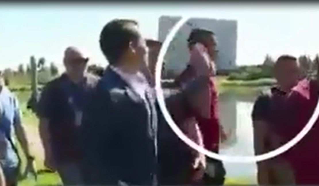 Cristiano Ronaldo perde paciência com repórter e atira microfone em lago