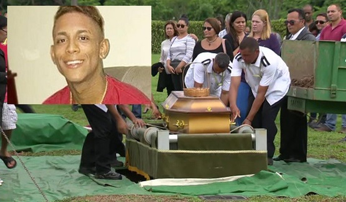 Corpo de rapaz morto por segurança de supermercado é enterrado no Rio