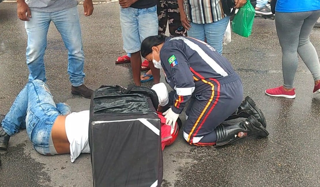 Entregador de lanches sofre acidente de moto em Arapiraca