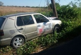 Carro colide com poste e deixa povoado sem energia elétrica no Sertão