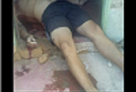 Encapuzados executam homem que limpava armas à porta de casa