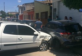 Jovem fica ferido após perder controle da direção e causar colisões entre veículos em Arapiraca