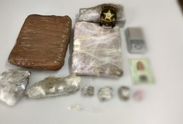Mulher é presa com 3 quilos de maconha hidropônica, em Arapiraca