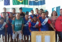 Vídeo. Firmino visita escola em que estudou e realiza ação social no Vergel