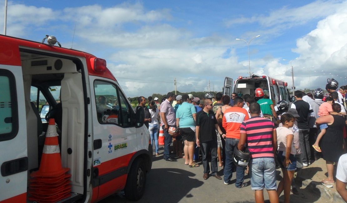 Grave acidente entre carro e motocicleta deixa dois feridos em Arapiraca