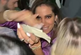Anitta joga dólares para o alto durante festa em boate de Miami
