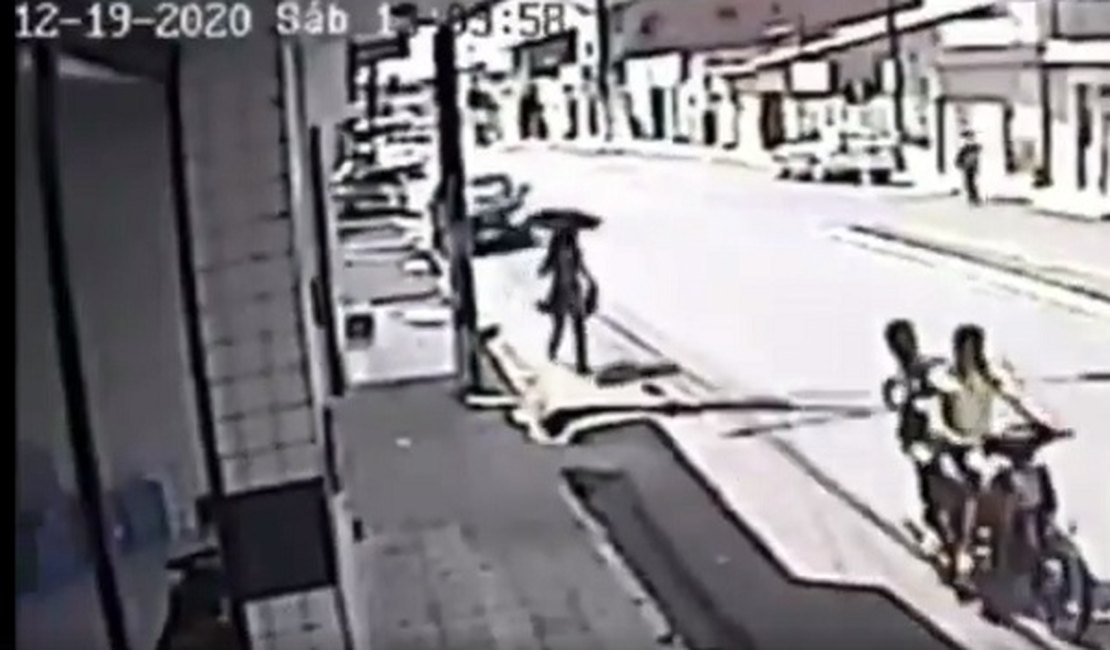 Vídeo. Câmeras flagram dupla em motocicleta roubando celular de mulher, em Girau do Ponciano