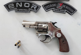 Homem é preso com arma de fogo após tentar se desfazer do objeto, em Arapiraca