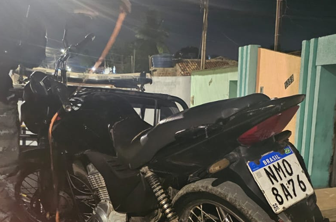 Motocicleta furtada no Bosque das Arapiracas é encontrada por policiais militares no bairro Primavera